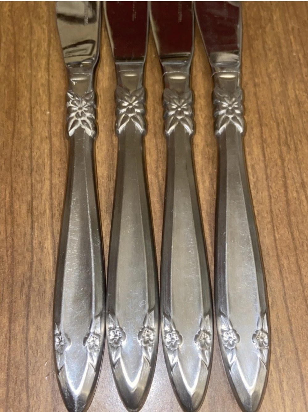 Stainless Steel 4 Piece Japan Rose-Daisy Pattern Knives Silverware Flatware 18-8 - Picture 2 of 7